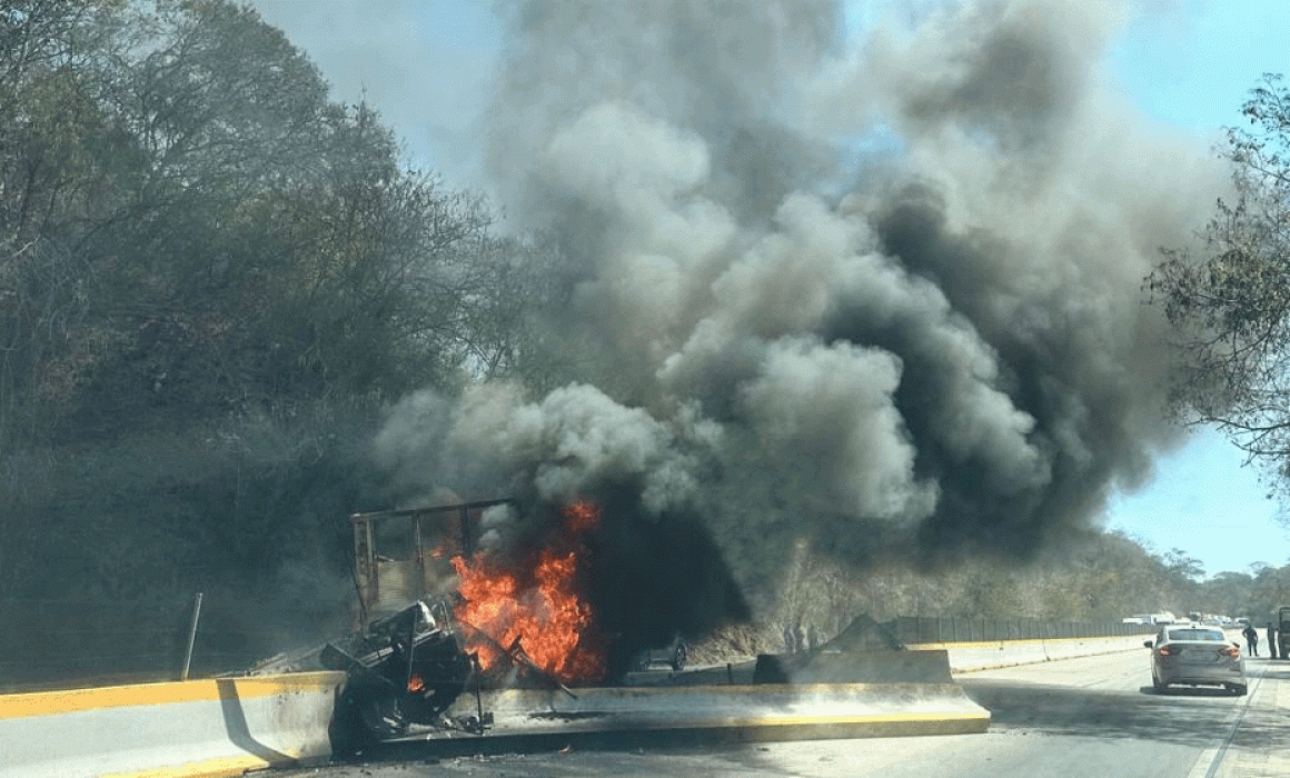 Tr Iler Se Impacta Contra Muro Y Se Incendia En La Autopista En