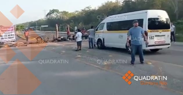 Bloquean la carretera federal 293 ahora ejidatarios de Ávila Camacho