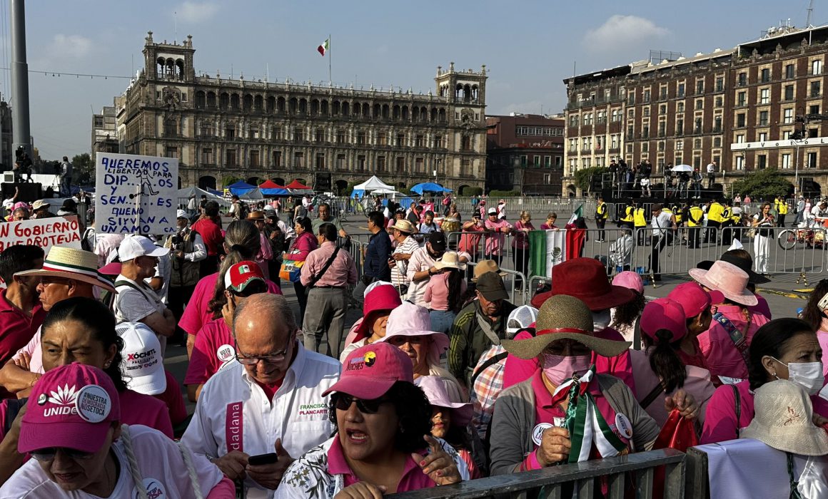 Empieza A Llegar La Marea Rosa Al Z Calo Quadratin Quintana Roo