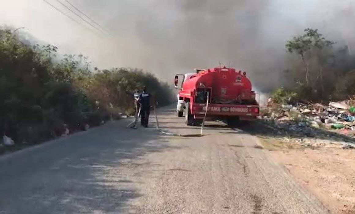 Continua incendio en el basurero municipal de Felipe Carrillo Puerto. 