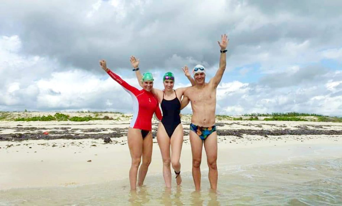 Familia realiza nado con causa de Cozumel a Playa del Carmen - Quadratin  Quintana Roo
