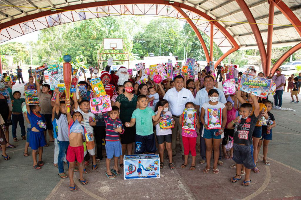 Llevan felicidad a comunidades mayas de Tulum con caravana