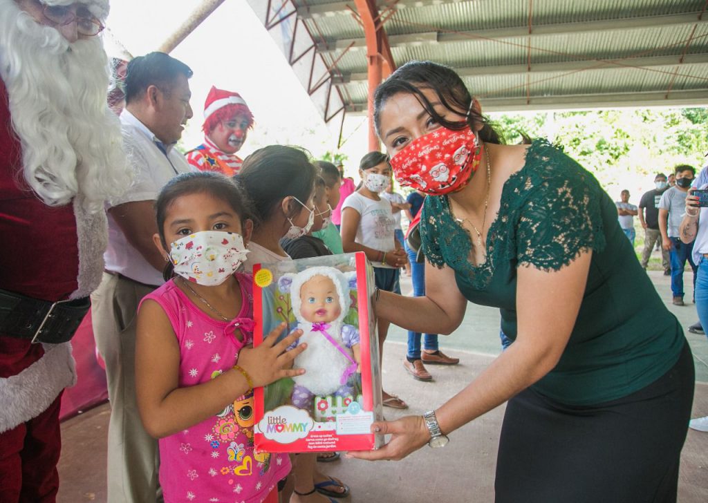 Llevan felicidad a comunidades mayas de Tulum con caravana