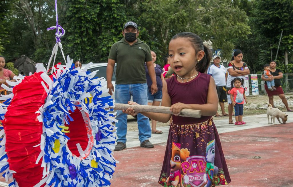 Llevan felicidad a comunidades mayas de Tulum con caravana