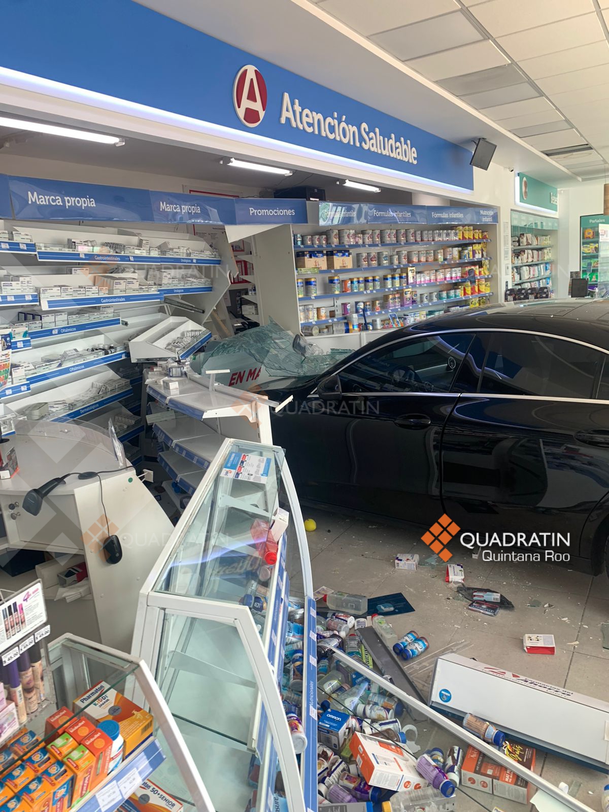 Extranjero se mete con el auto a Farmacias del Ahorro - Quadratin Quintana  Roo