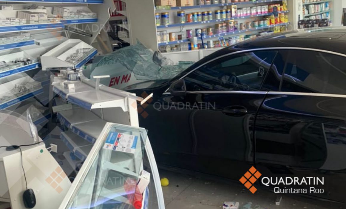 Extranjero se mete con el auto a Farmacias del Ahorro - Quadratin Quintana  Roo