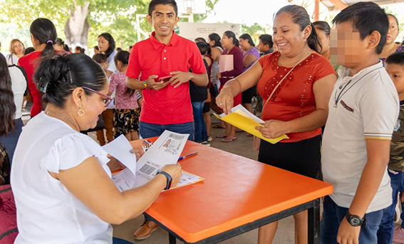 Cumple Diego Castañón a estudiantes con pago de becas - Quadratin ...