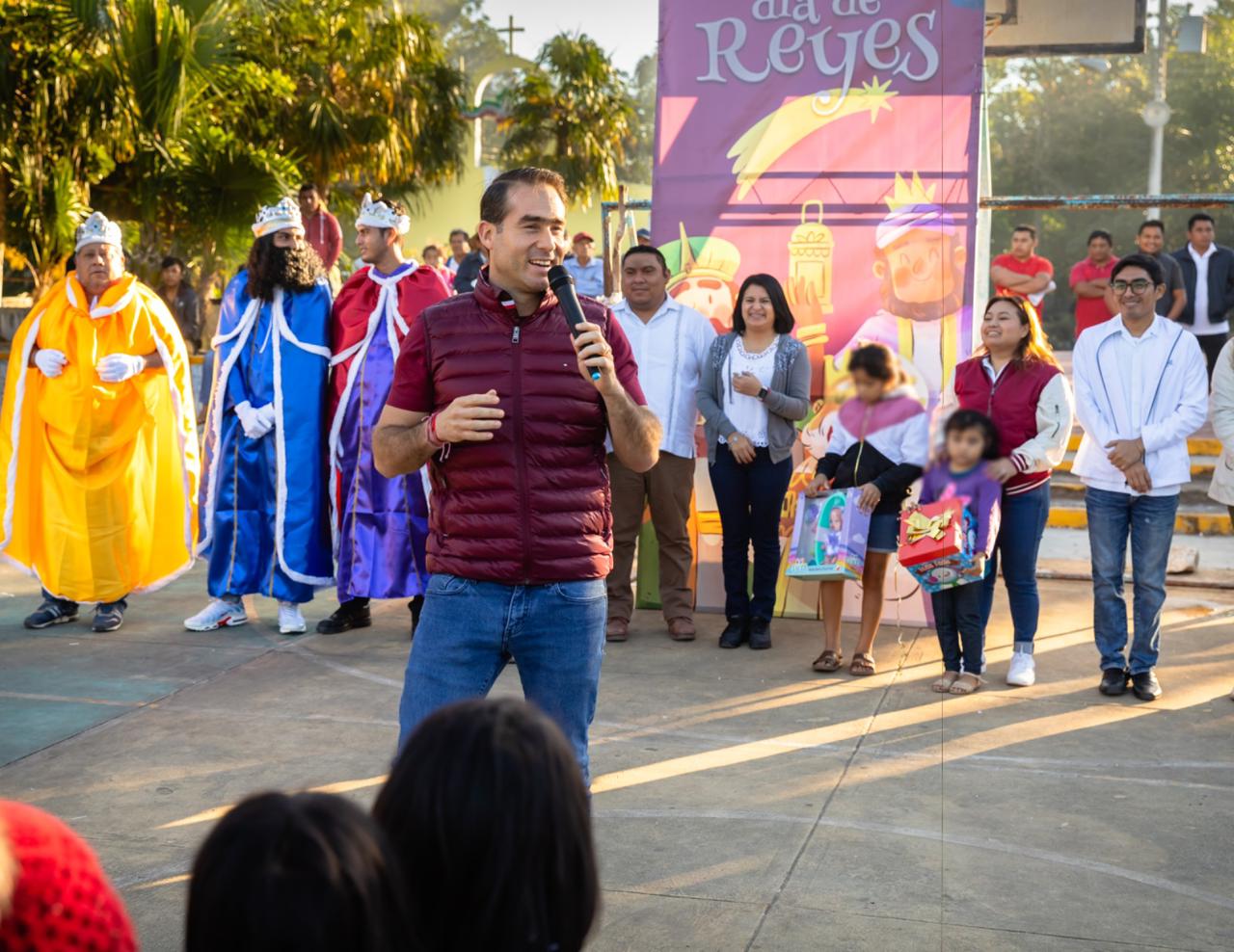 Lleva Diego Casta n caravana de dulces y juguetes a comunidades