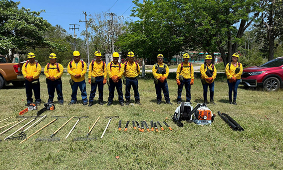 Equipan a brigadistas combatientes de incendios forestales en Tulum ...