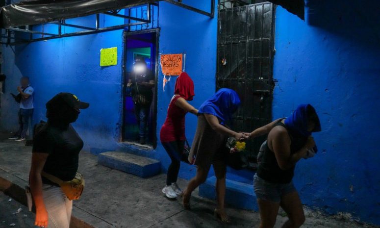 Rescatan a víctimas de trata de 9 estados, en bar clandestino de Cancún