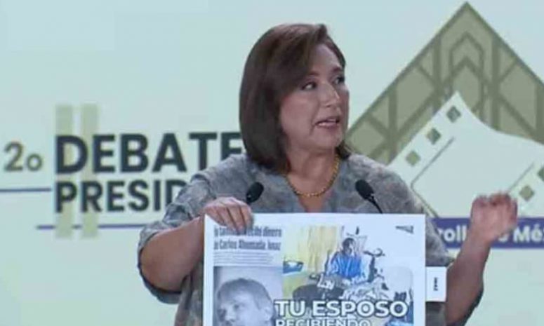 Sorprende Gálvez a Claudia con foto de su ex recibiendo dinero ilegal