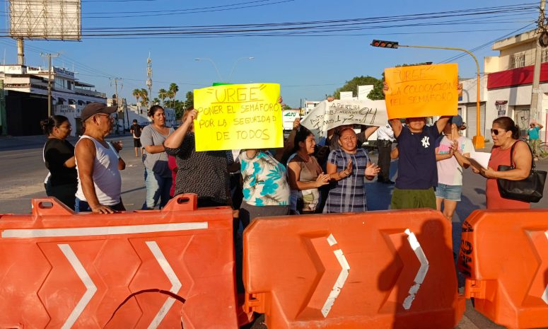 Cierran la avenida José López Portillo en Cancún por falta de semáforo