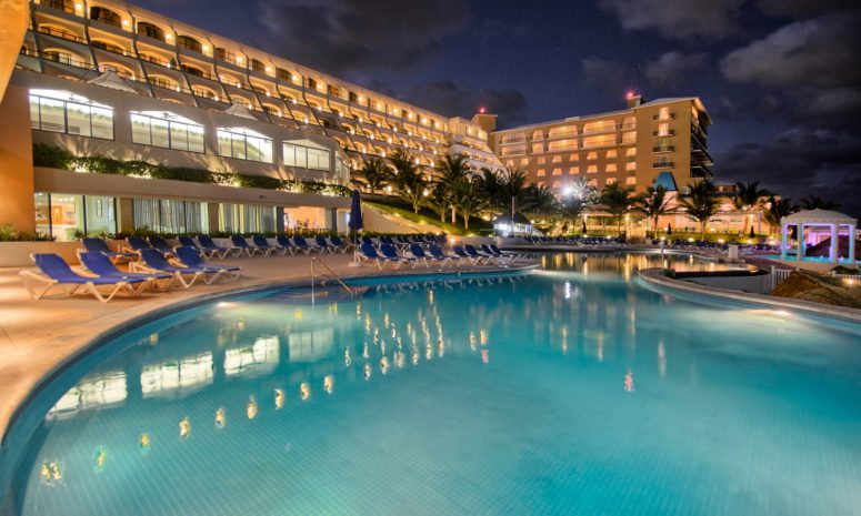 Tesla llega a Cancún a reducir costos en hotel