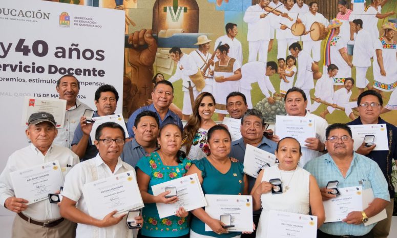 Entrega Gobierno de Quintana Roo estímulos a maestros 