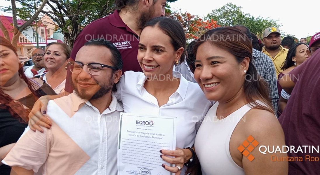 Celebran cancunenses entrega de constancia a Ana Paty Peralta ...