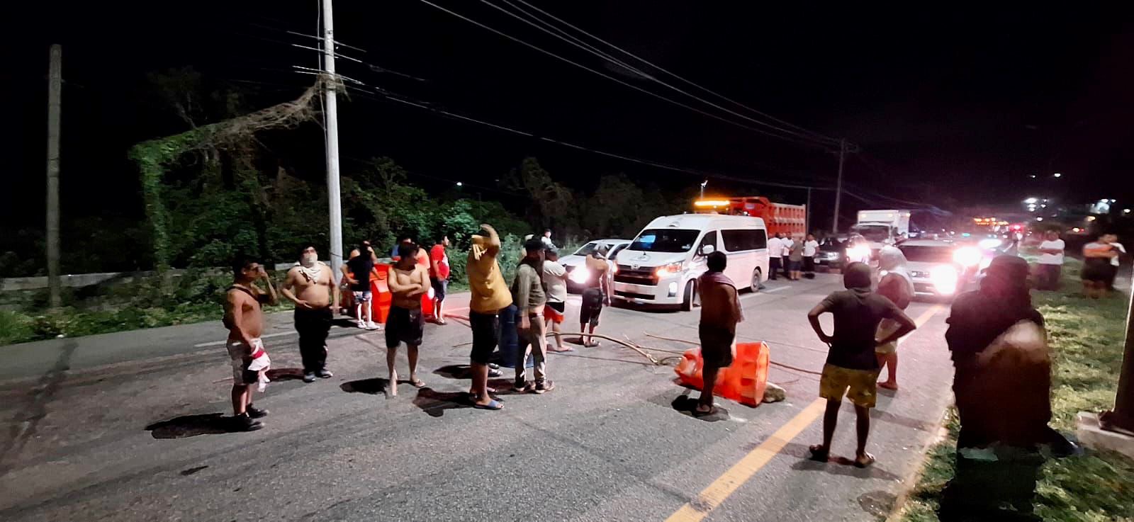Bloquea ciudadanía carretera en Playa del Carmen por falta de luz ...