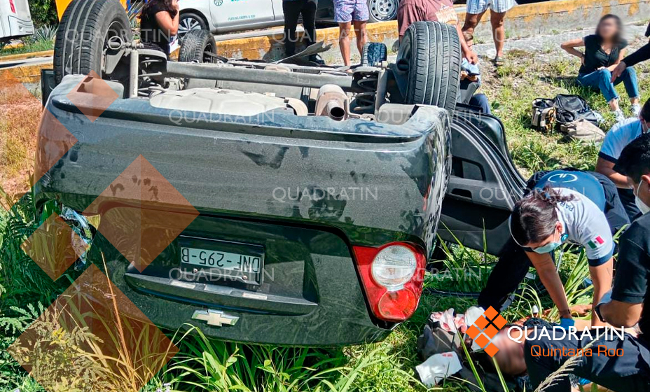 Vuelca auto en la carretera Cancún a Playa del Carmen - Quadratin ...