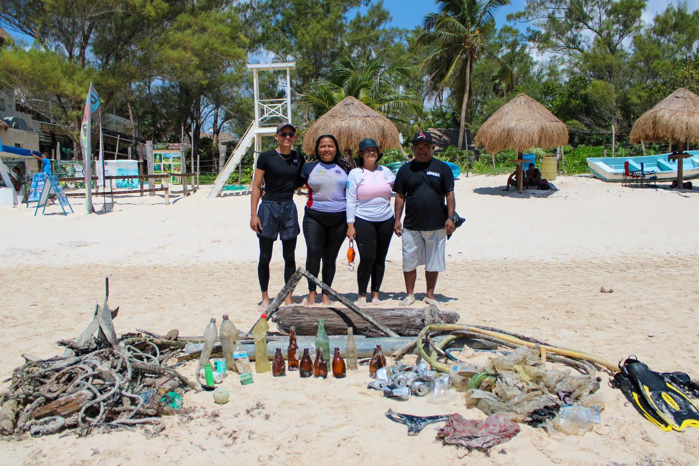 Jornada de limpieza submarina en playa Cisne de Playa del Carmen ...