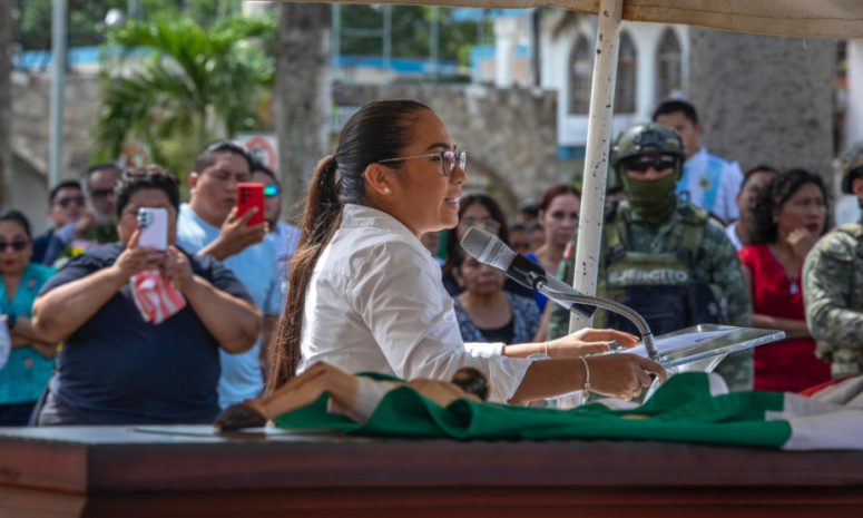 Encabeza Mary homenaje póstumo a policía