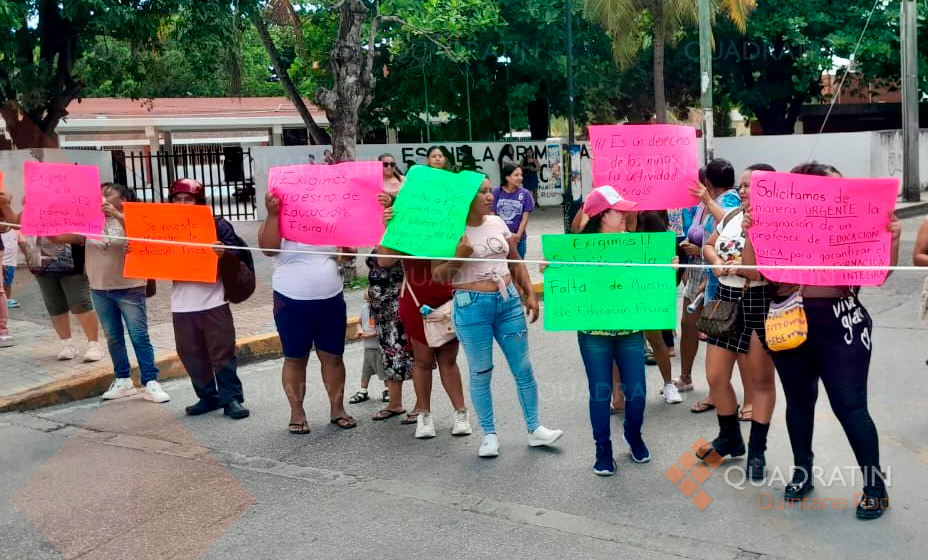 Bloquean padres de familia vía en Playa del Carmen por falta de maestro ...