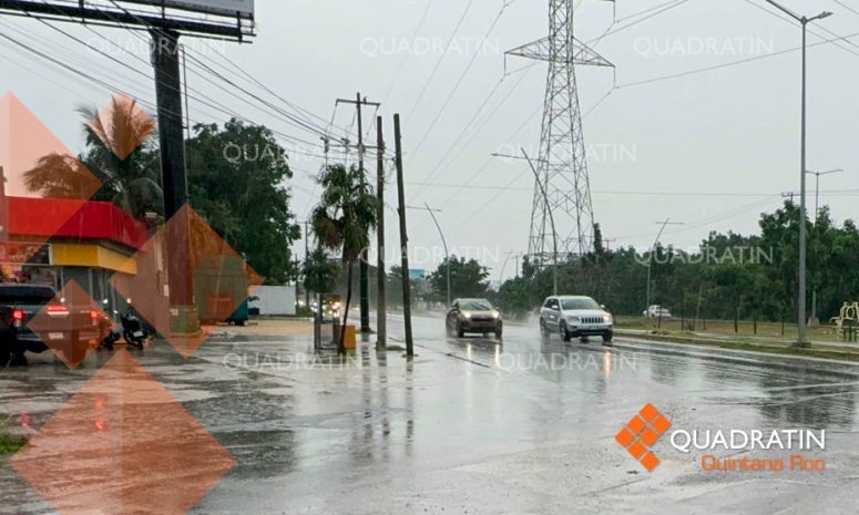 Fuerte lluvia provoca encharcamientos y complicaciones viales en Cancún