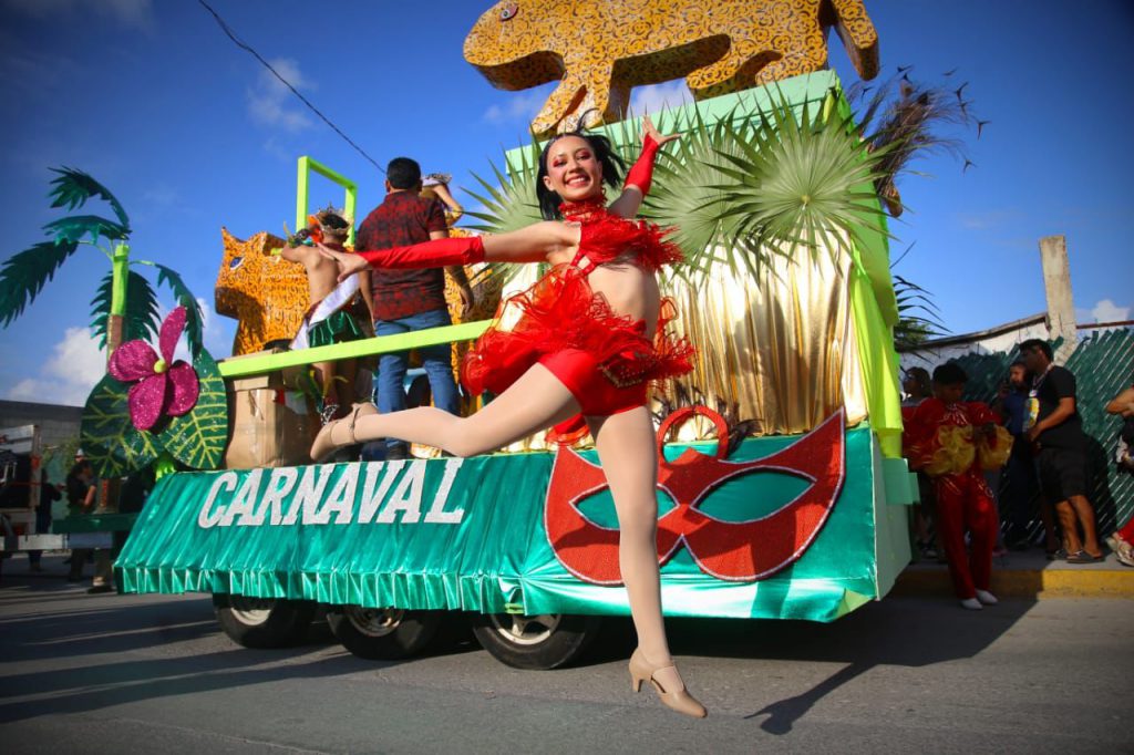 Esta imagen tiene un atributo ALT vacío; su nombre de archivo es CARNAVAL-ISLA-MUJERES-1024x682.jpeg