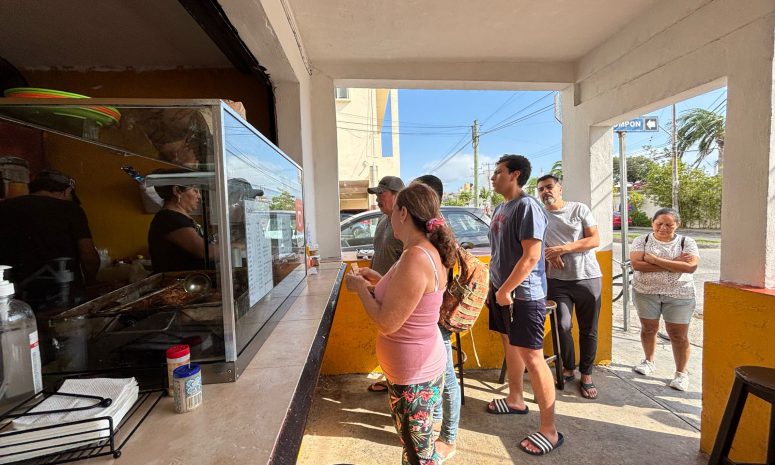 Saturan cancunenses puestos y comercios