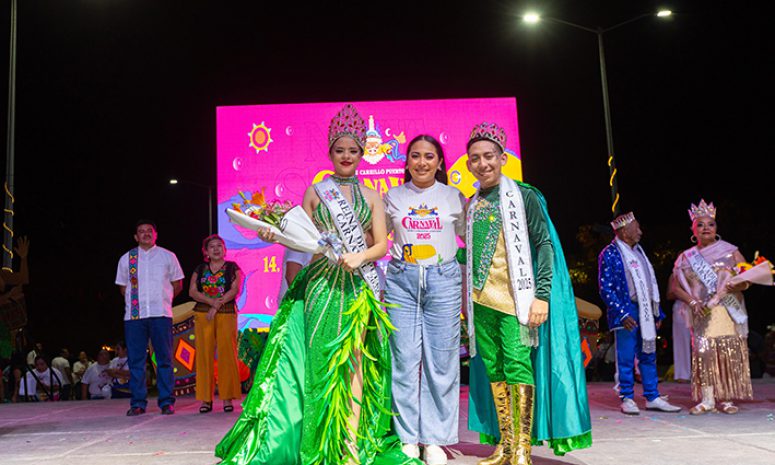 Corona Mary Hernández a reyes del Carnaval de Felipe Carrillo Puerto
