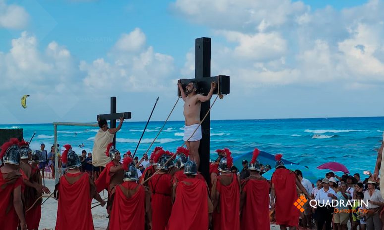 Viacrucis en Playa Delfines reúne a más de 5 mil personas