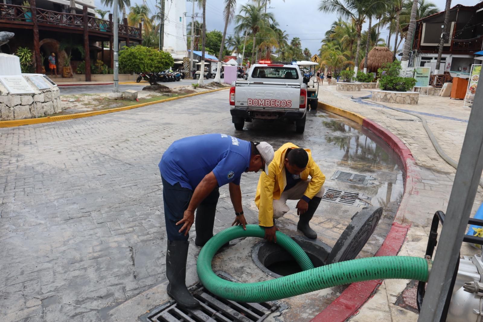 Intensifican trabajos de limpieza de drenajes pluviales en Isla Mujeres ...
