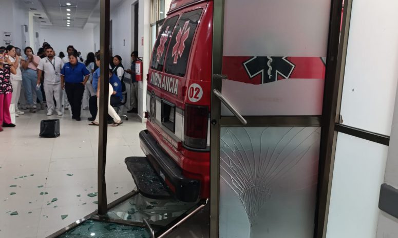 Impacta ambulancia sin frenos entrada del Hospital General en Cancún