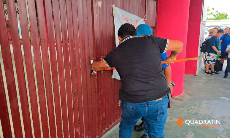 Rompen candados de escuela para exigir clases en Othón P. Blanco