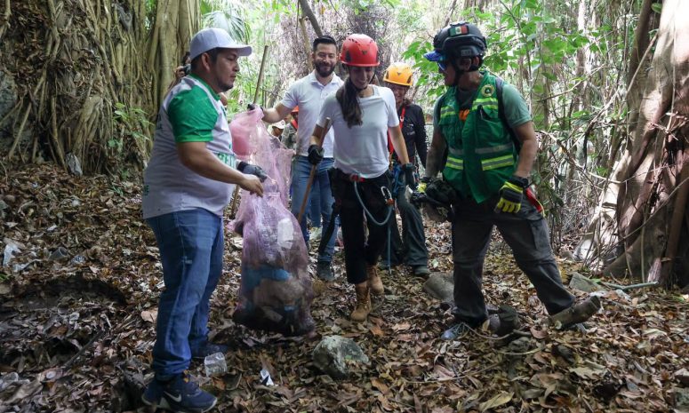 Con voluntarios, Ana Paty Peralta pone ejemplo de conservación en Cancún