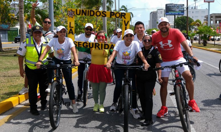 Encabezan Mara Lezama y Ana Paty Peralta el Paseo Cancunense