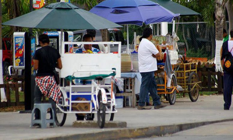 Intensifican operativos para regular comercio ambulante en Cancún
