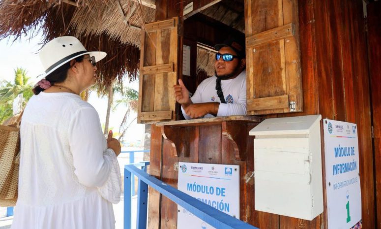 Atienden módulos de Zofemat al turismo en Isla Mujeres