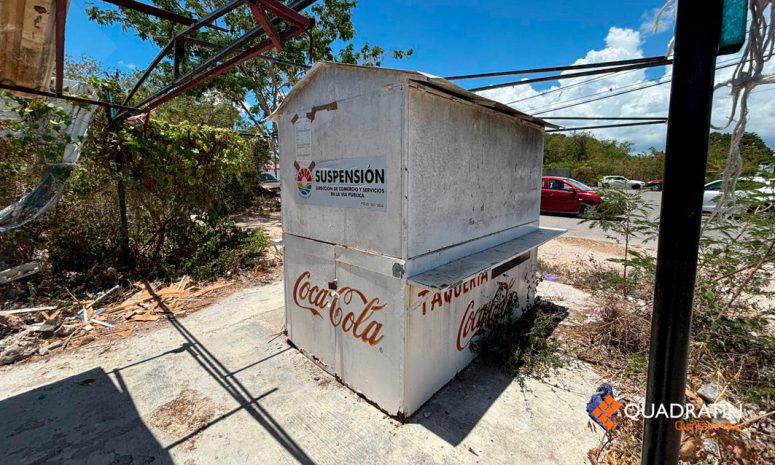 Retiran puestos que obstruyen banquetas en Cancún