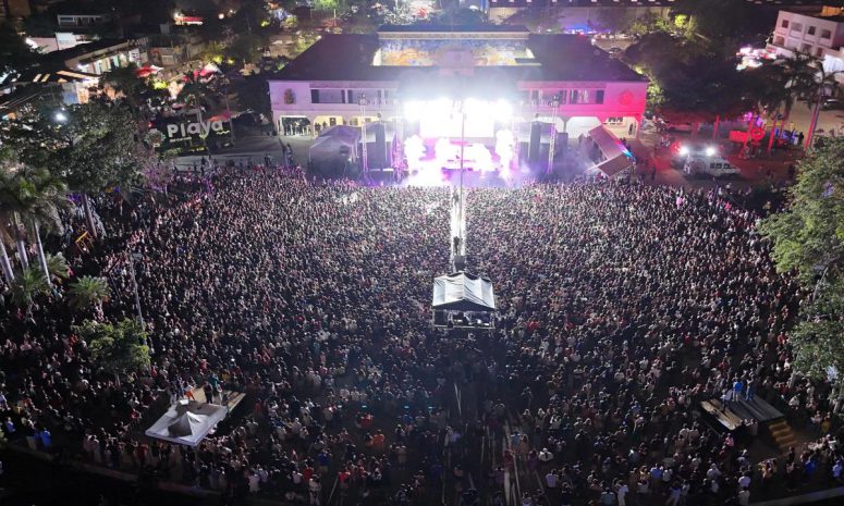 Vibran más 25 mil jóvenes con Yeri Mua en la Plaza 28 de Julio