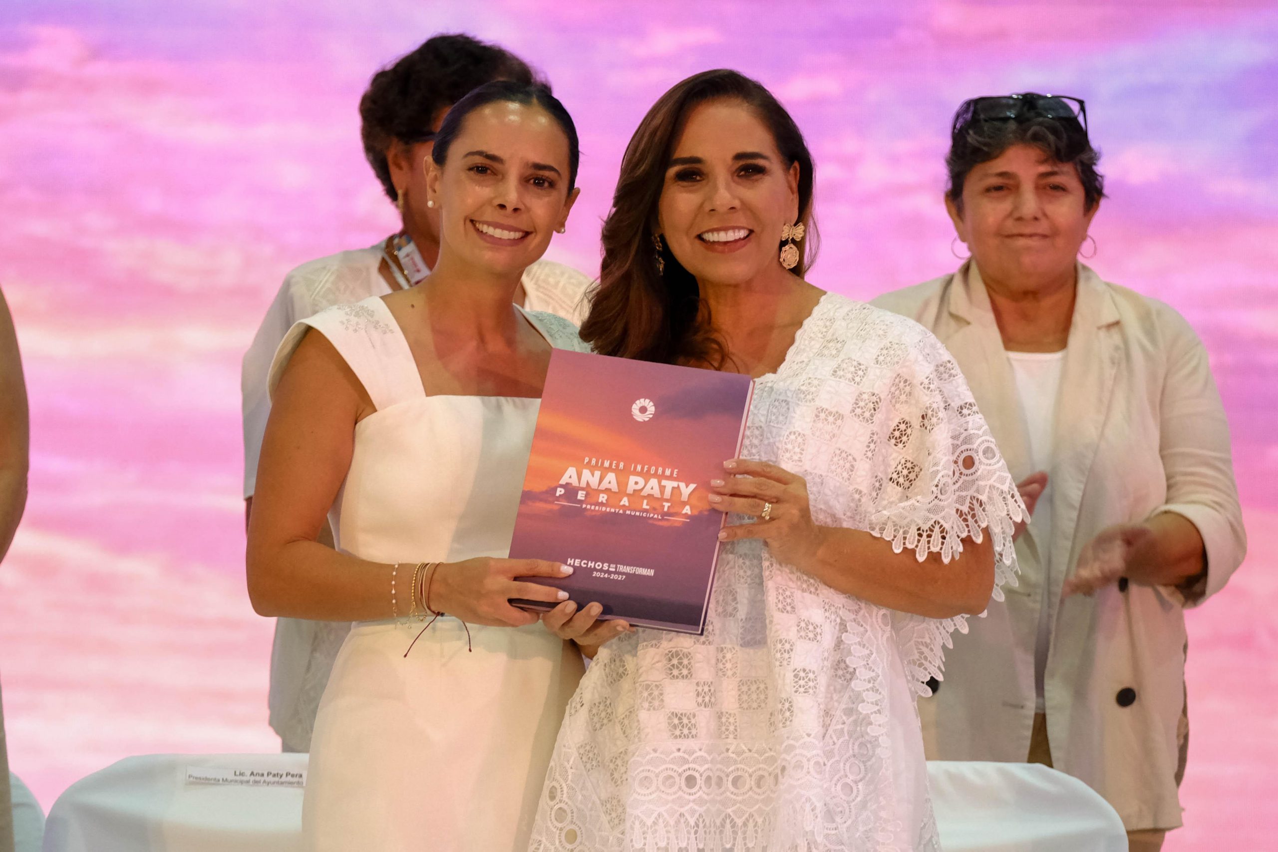 Recibe Mara Lezama informe de gobierno de Ana Paty - Quadratin Quintana Roo