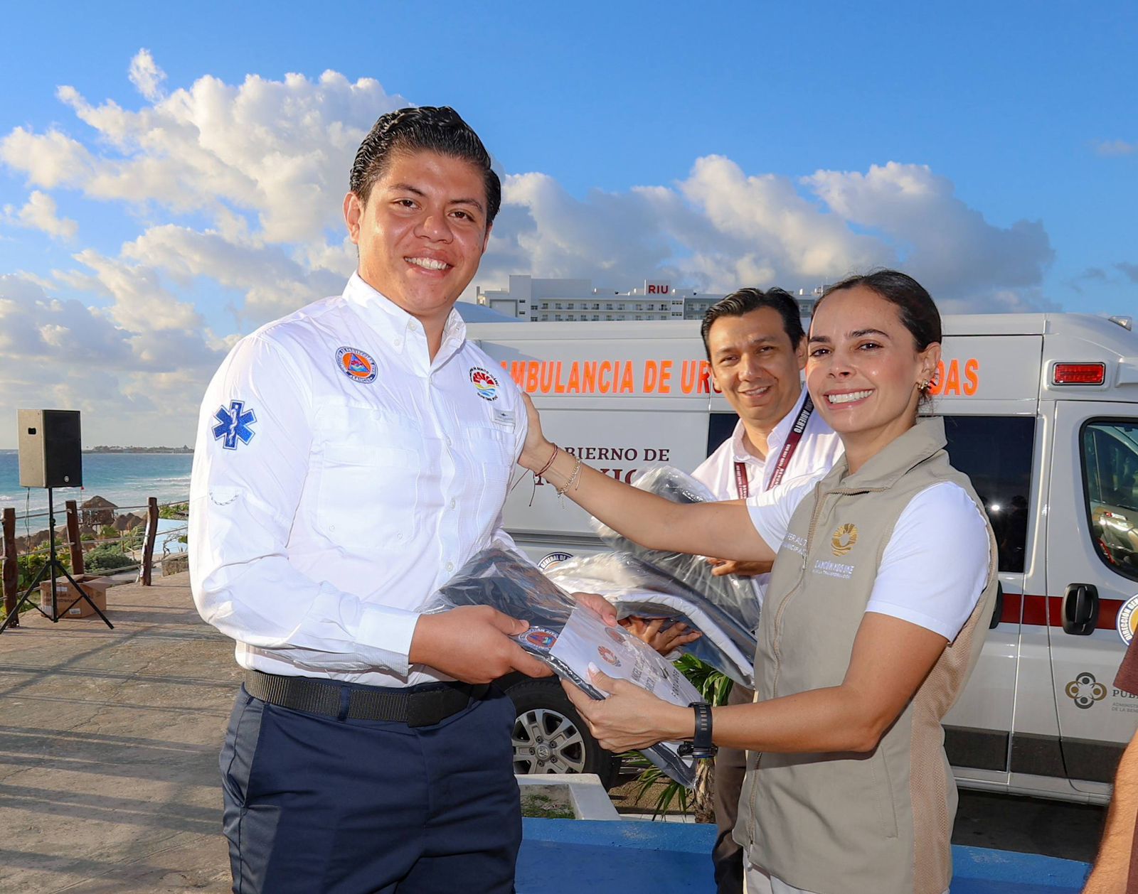 Entrega Ana Paty Peralta uniformes a guardavidas en playas de Cancún ...