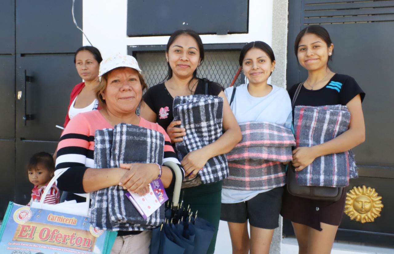 Entregan cobertores en 17 colonias no municipalizadas de Cancún ...