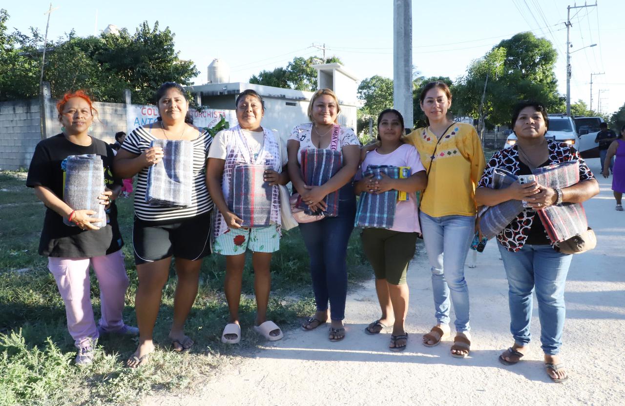 Entregan cobertores en 17 colonias no municipalizadas de Cancún ...