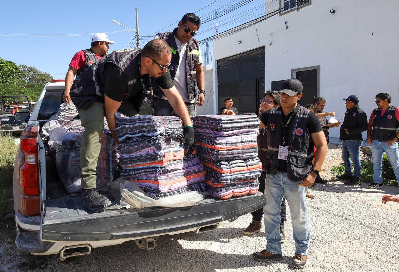 Entregan cobertores en 17 colonias no municipalizadas de Cancún ...