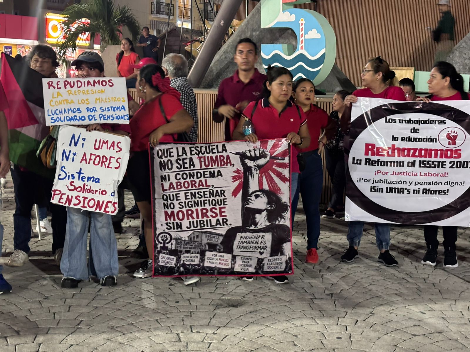 Marchan maestros en Cancún contra sistema de pensiones del ISSSTE ...