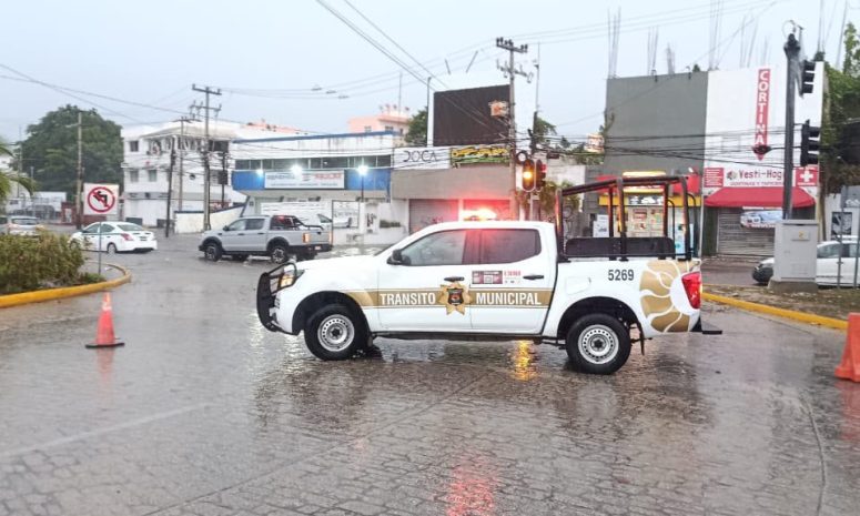 Lluvia pone en jaque cinco vialidades de Cancún; cierran el paso