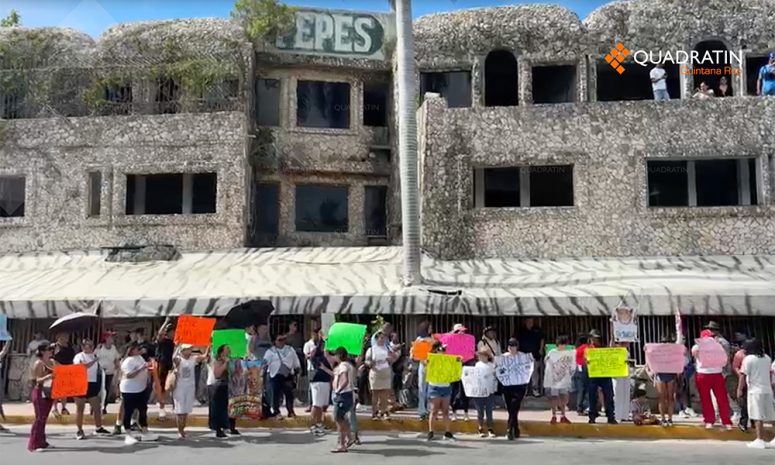 Protestan frente al antiguo Pepe’s tras polémica por jaguar en Cancún