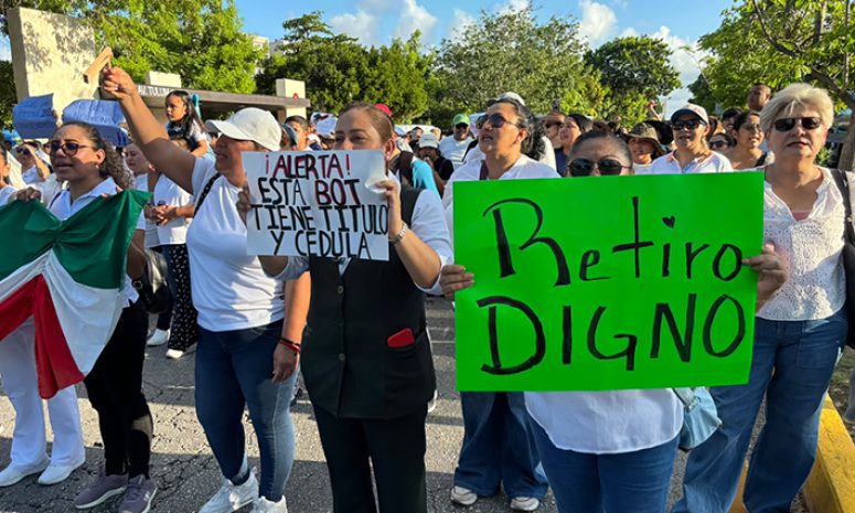 Trabajadores del IMSS salen a las calles en Cancún