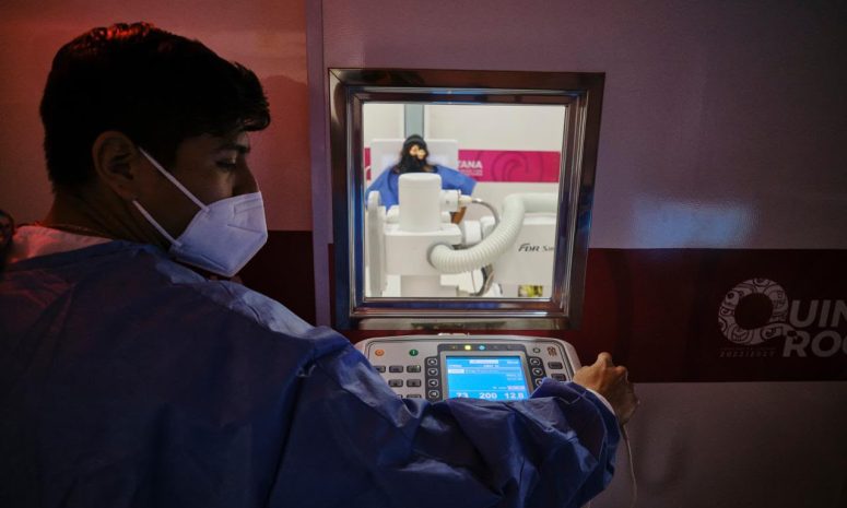Donan 3 mil 500 prótesis mamarias a sobrevivientes de cáncer en Quintana Roo