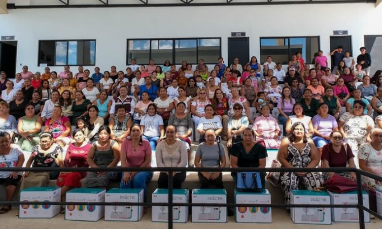 Entregan 100 máquinas de coser a mujeres de Quintana Roo