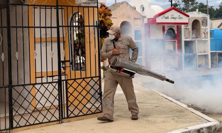 Combaten dengue en panteones de Cozumel previo al Día de Muertos